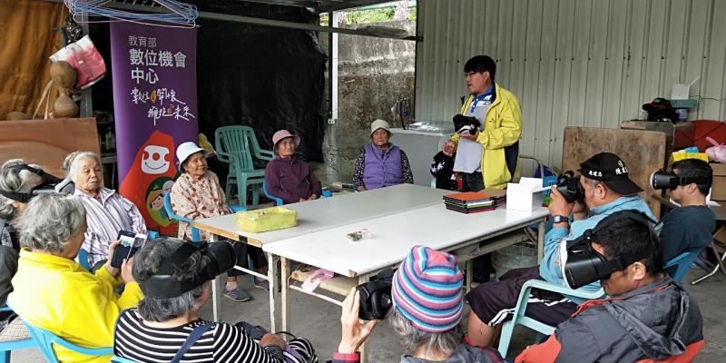 在結束體驗後，講師詢問長輩們的使用狀況。