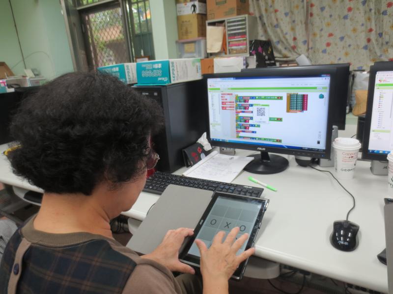 終於完成簡易的小遊戲。