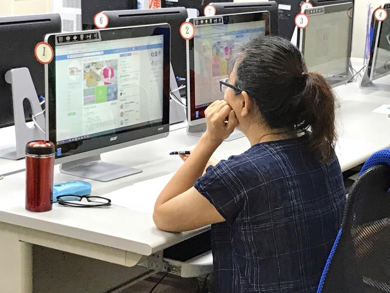 學員認真聽課，講師說明臉書各項功能差異。