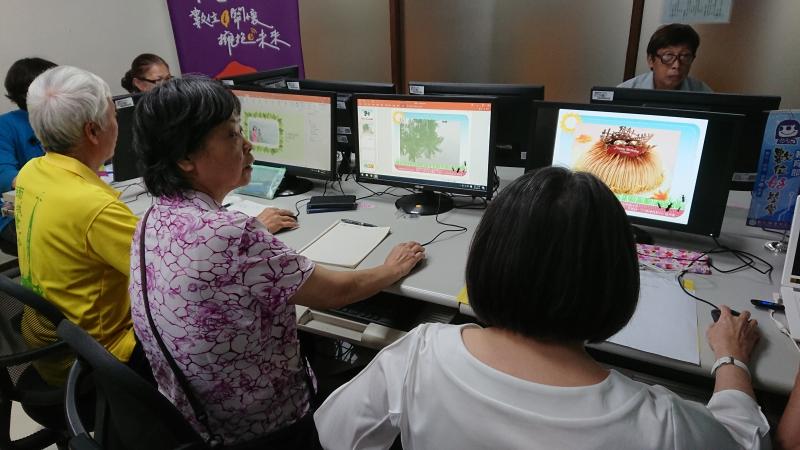 學員們跟隨講師的腳步在powerpoint上放置自己喜歡的圖片，學習投影片的製作。