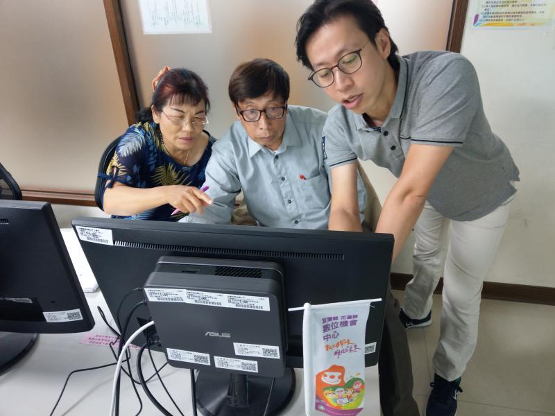 講師站在學員的左方，直接在螢幕前比出下一步的位置，學員隨即以滑鼠跟隨講師的步調。