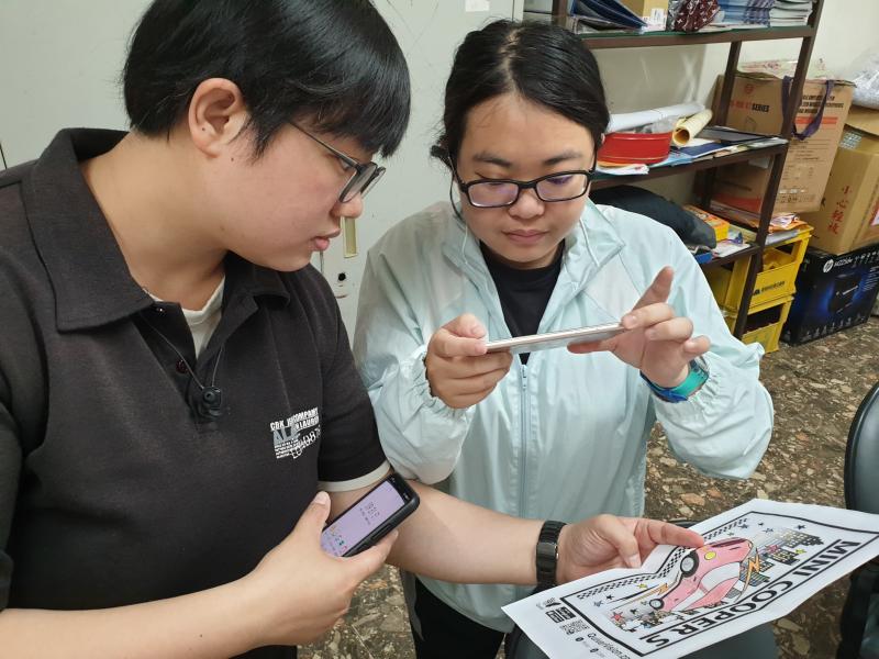 學員以平板電腦，將剛剛畫好的圖案藉由應用程式，轉為3D立體顯現在背景照中。