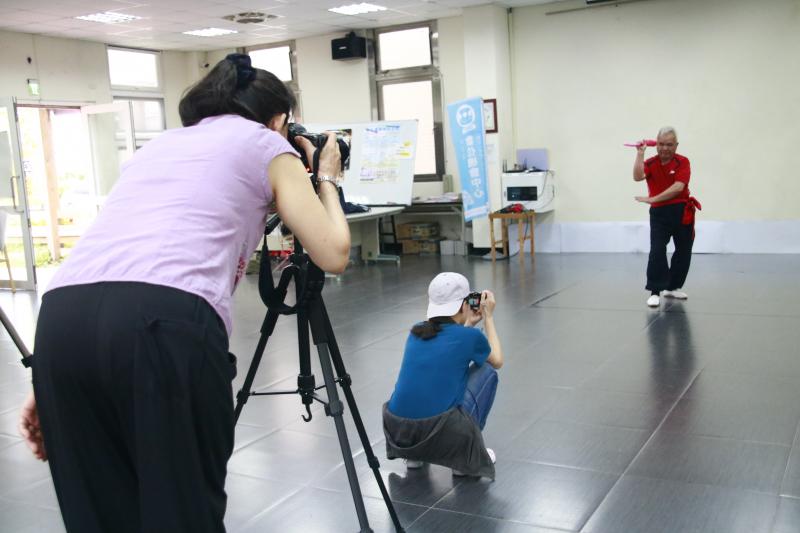 講師與學員用相機、攝影機，讓芎林張家方口獅的傳承，留下永恆的武功祕笈。