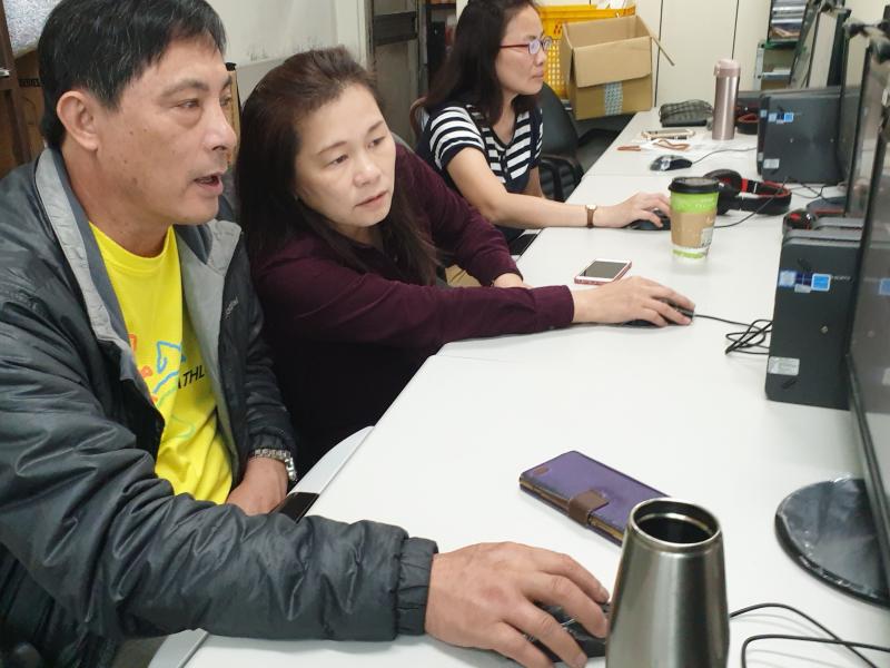 一位學員正在觀察隔壁學員製作的狀況，互相參考與討論。