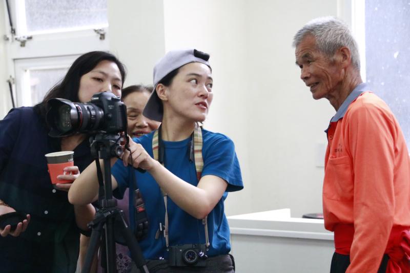 張家方口獅團長張健銨檢視每一張武打動作照。