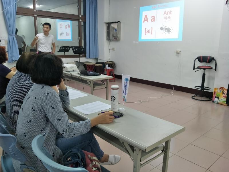 老師向學員展示英文字母與單字快速記憶法