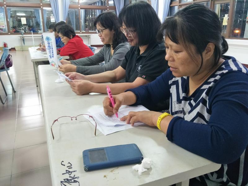 學員認真抄筆記