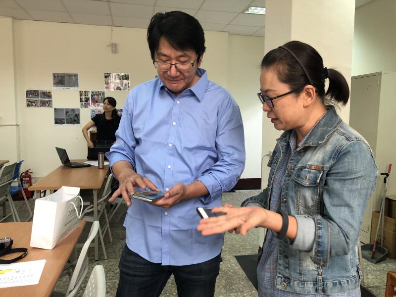 課後討論，透過學員臉書分析內容與走向