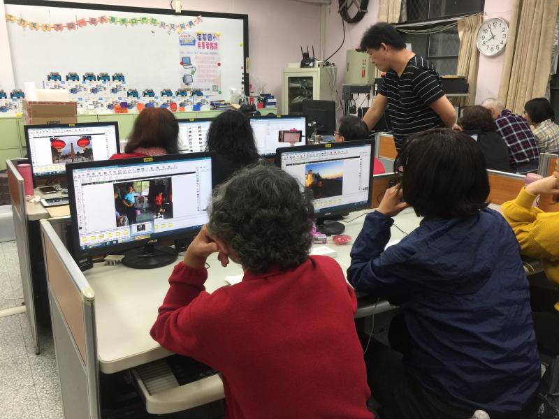 學員用電腦PhotoImpact軟體編修相片、調整亮度、對比等等。