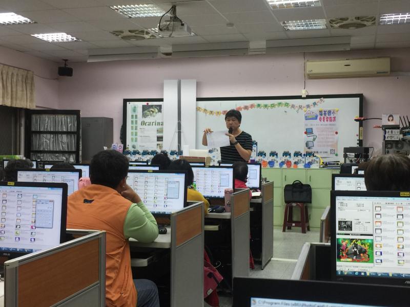 學員用電腦photo cap軟體將照片套外框,美編照片。照片整理至資料夾、分類主題資料夾。