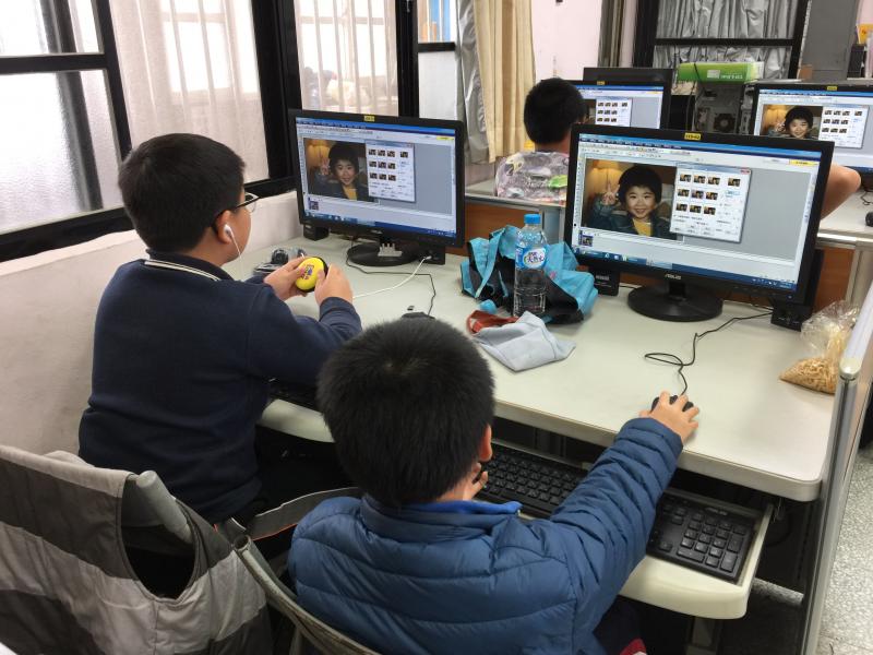 親子學習,電腦操作photoImpact軟體編修相片,調整亮度,對比等等。