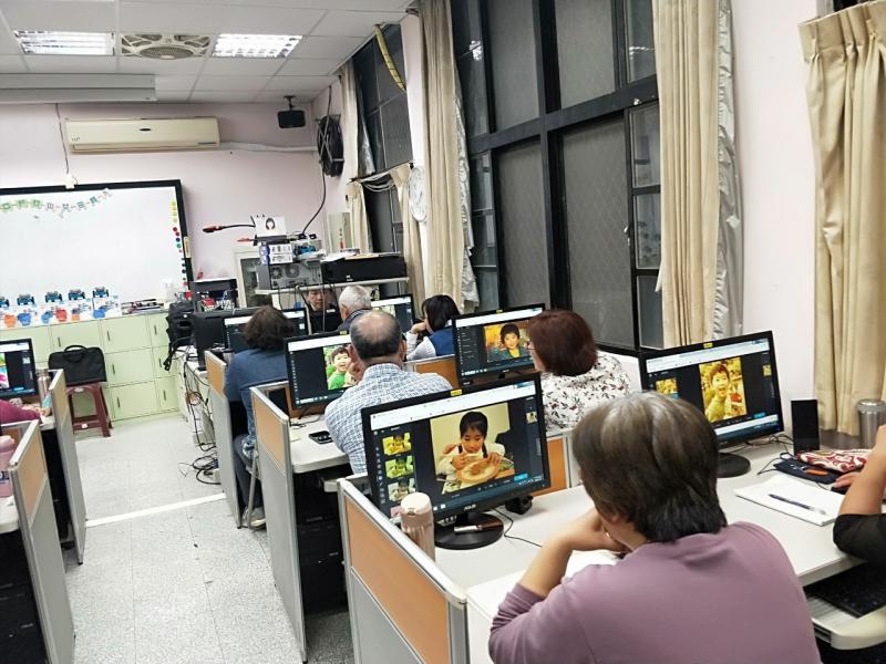 學員操作電腦利用「光影魔術手」將照片人像美容、柔光效果、特殊效果、著色魔術棒、對焦魔術棒處理,將照片依用途輸出成正確的格式。