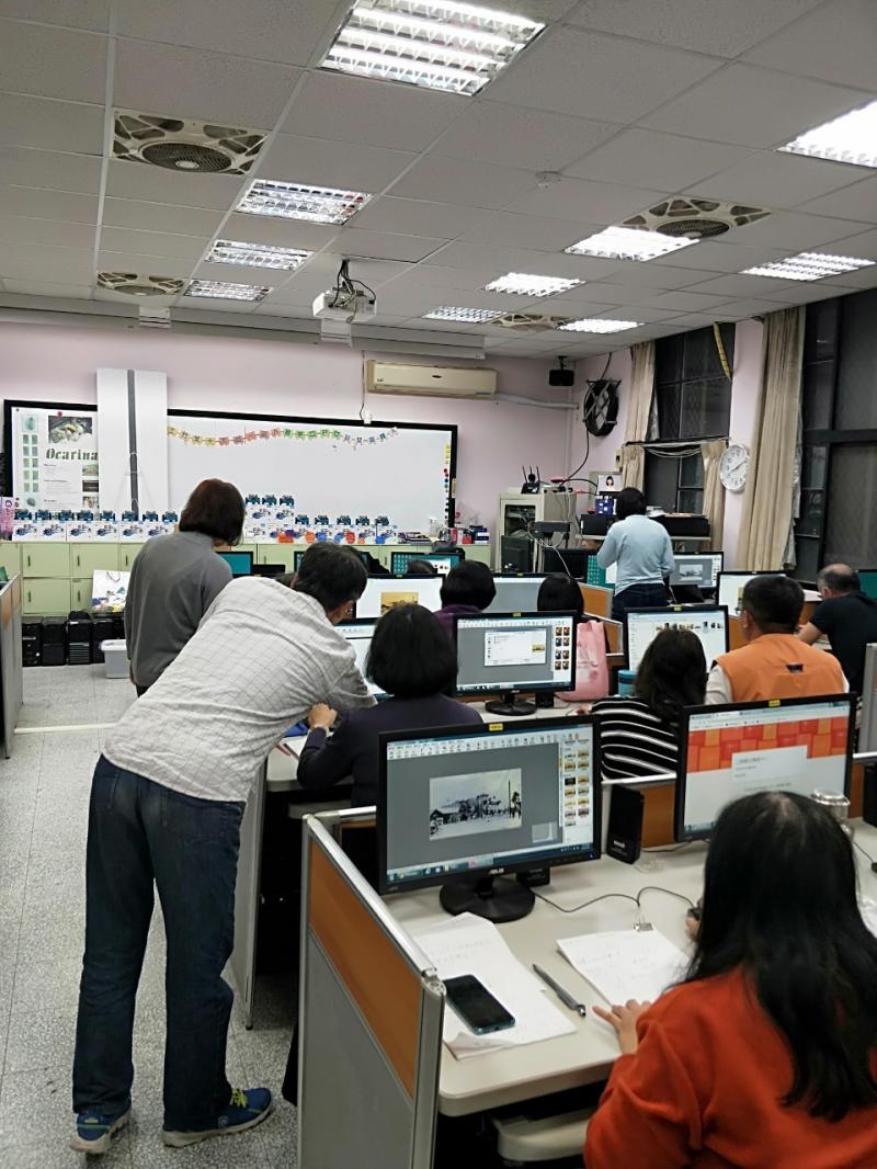 學員操作電腦利用pixlr(線上修圖軟體)將照片調整顏色、亮度;並添加文字、加圖、添加貼紙、繪圖等功能。