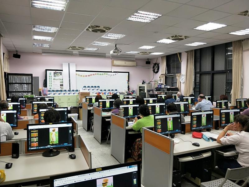 學員操作電腦利用polarr(類似LR)修照片,挑選照片、清晰度調整;直方圖調曝光度、調整好儲存。