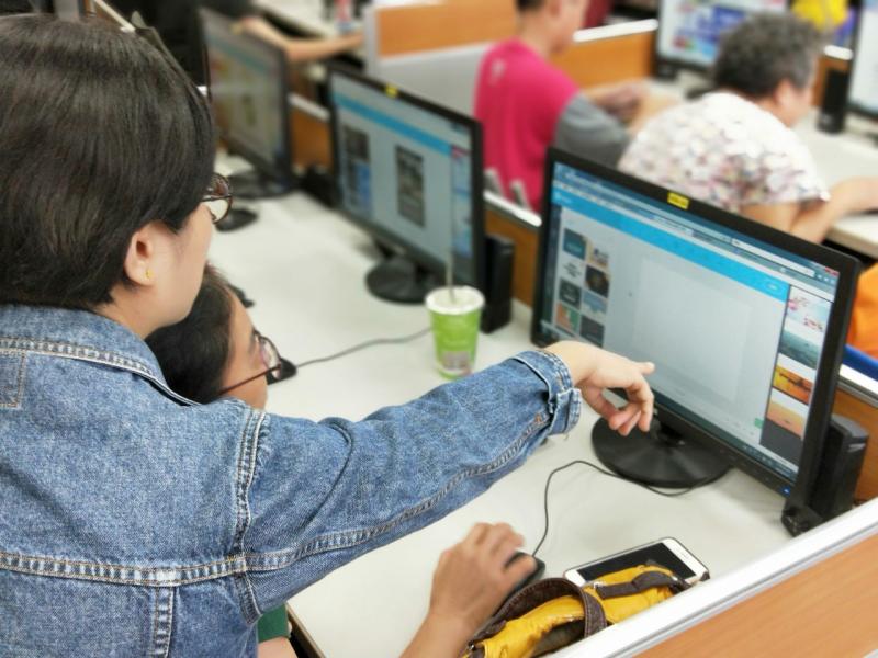 親子學習，用電腦的pixlr(線上修圖軟體)將照片調整顏色、明晰度、復古效果、色調處理等等。