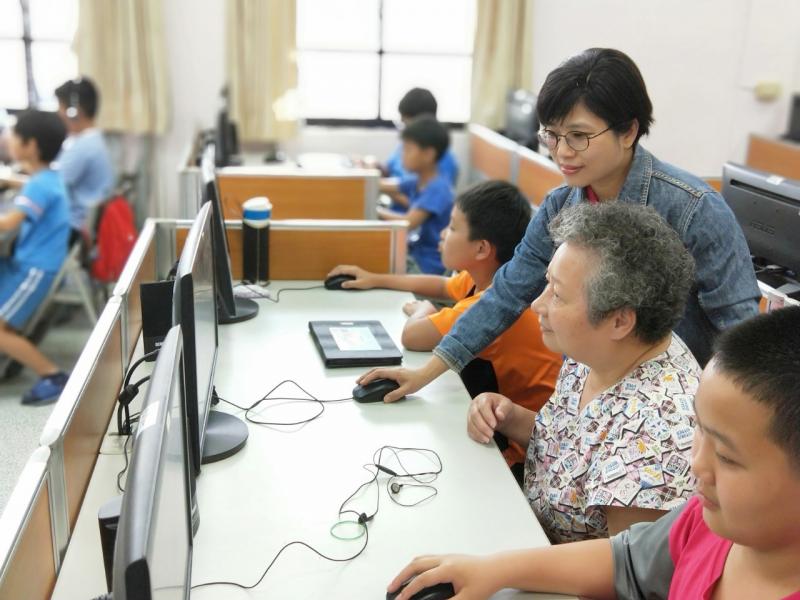 親子學習，用電腦的polarr(類似LR)修照片，挑選照片、清晰度調整等，調整好儲存。