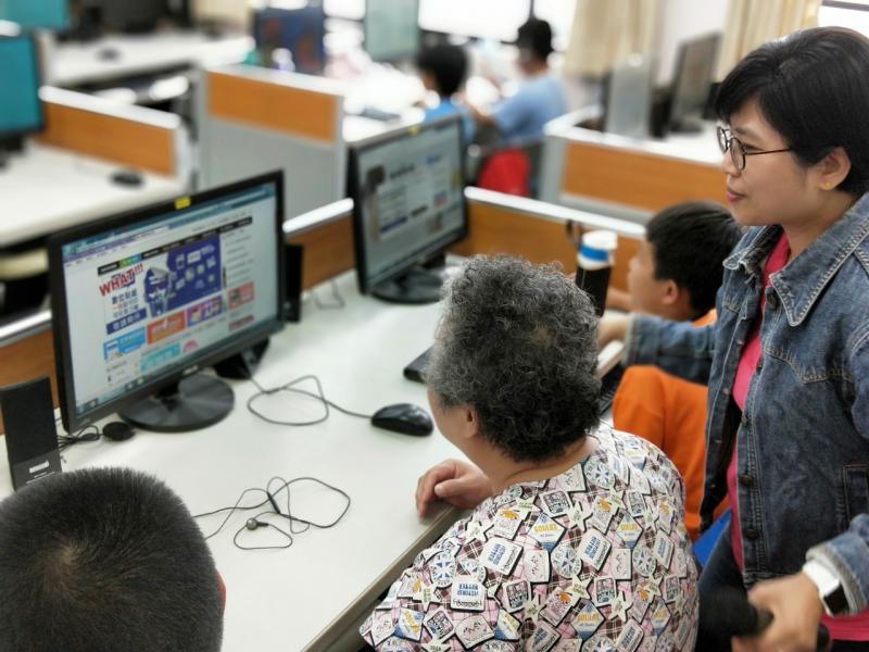 健豪相片書編輯，背景更換、相片張數更換、插入圖片、插入文字；若出現驚嘆號 ! 表示相片畫素太低，需要做調整，不然會影響輸出品質。