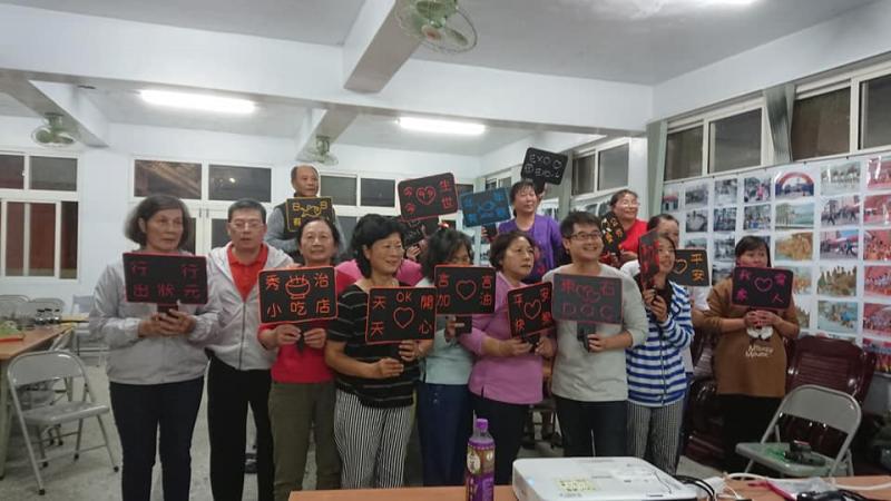 大家一一拿起自己作品來個大合照囉