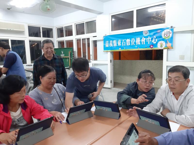 在平板上輸入文字加入圖案，一一完成自己的藝術燈設計圖檔