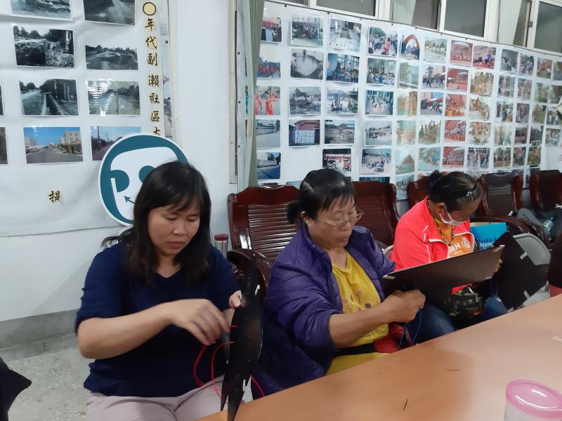 依照圖版上字樣，找出最短距離一一完成穿線