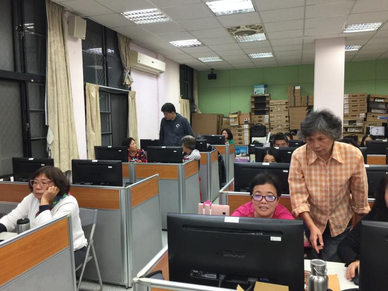 電腦搜尋「健豪雲端數位網」利用FB登入註冊；健豪網站產品介紹(相片書、桌曆、貼紙、海報、旗幟等等)。