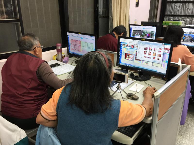 學員上網健豪網雲端網站利用FB登入編輯相片書，輸入標題、輸入副標題、作者、書背、開始製作、放入照片編輯。