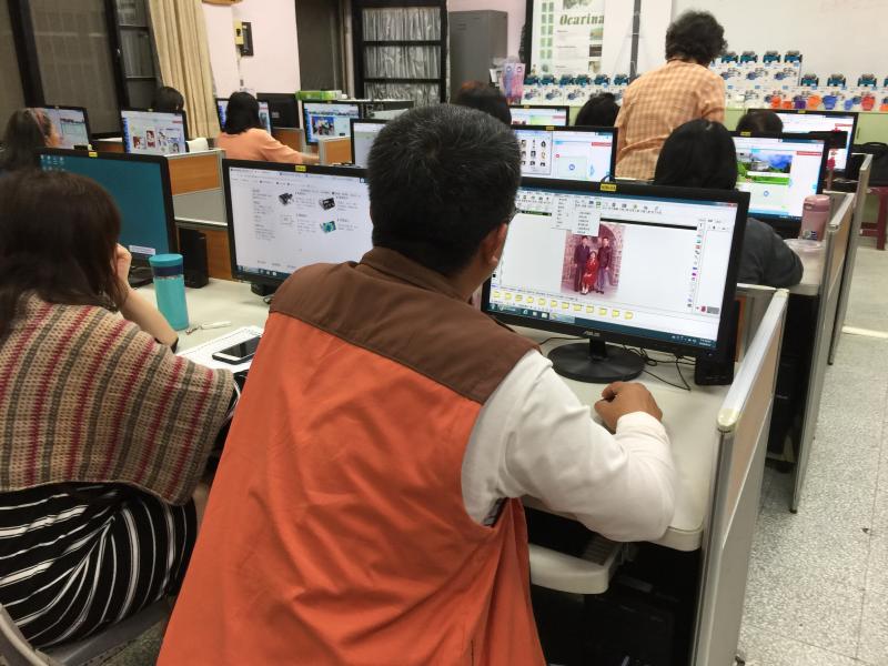 健豪相片書編輯，背景更換、相片張數更換、插入圖片、插入文字；若出現驚嘆號 ! 表示相片畫素太低，需要做調整，不然會影響輸出品質。