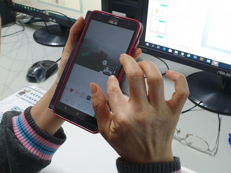 學員正在將自己的照片加上文字與圖案。