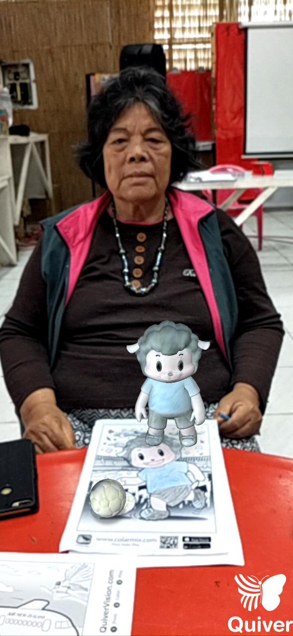 學員在圖紙上著色，在AR擴增實境的程式中呈現出小羊正開心地踢著足球。