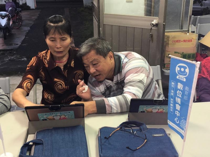 老師介紹完YOUTUBE功能後，兩位夫妻學員一起研究線上觀看影片