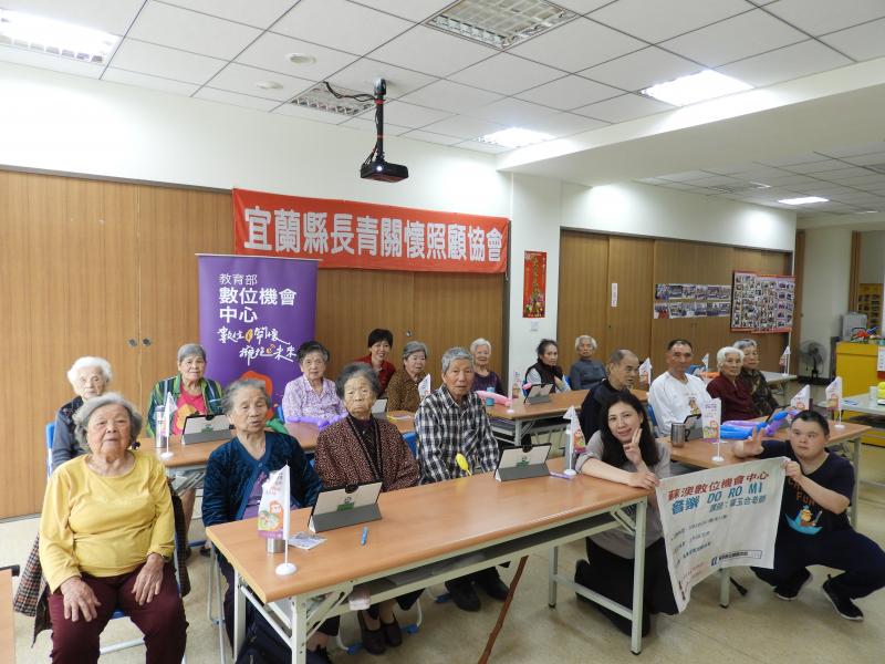 講師及學員坐於長桌後拍了一張大合照。