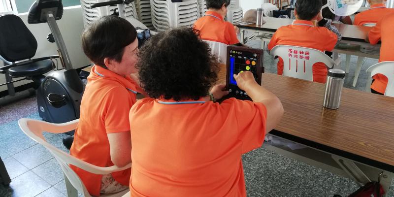 這2位學員討論動腦遊戲要怎樣才能通關，能增加他們的樂趣又不會讓頭腦退化。