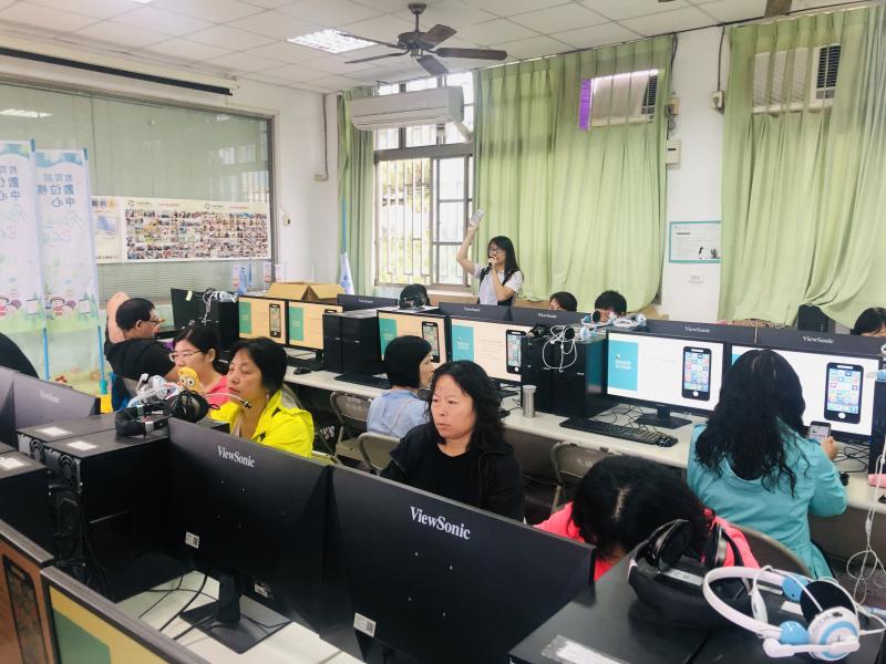 講師認真講解課程