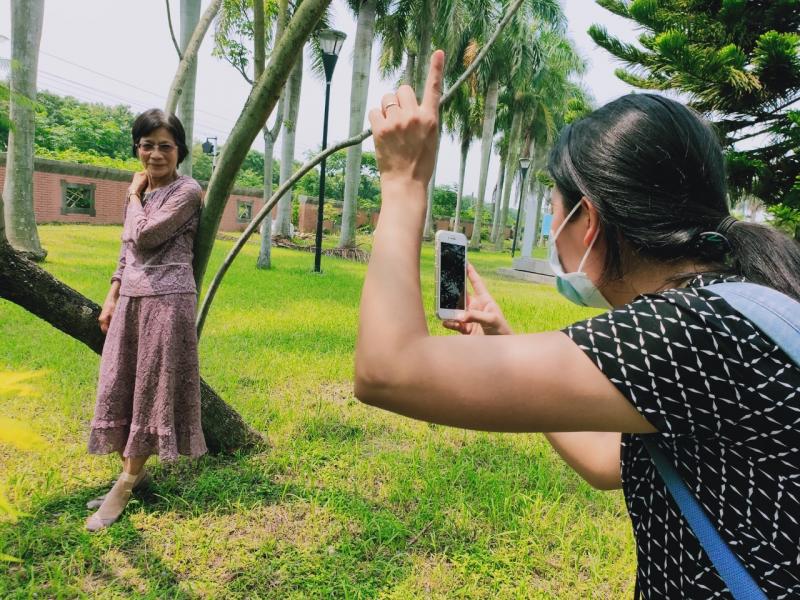 老師教學員拍照擺設姿勢與角度