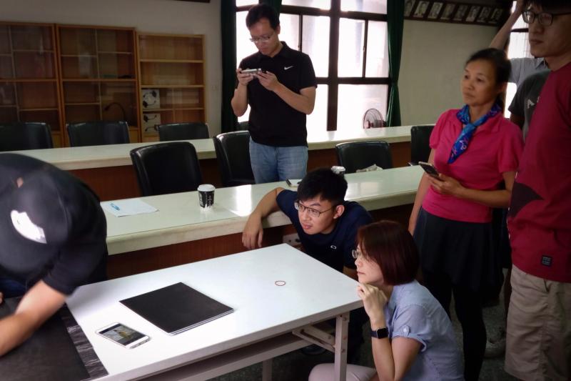 學員與老師正在調整攝影現場