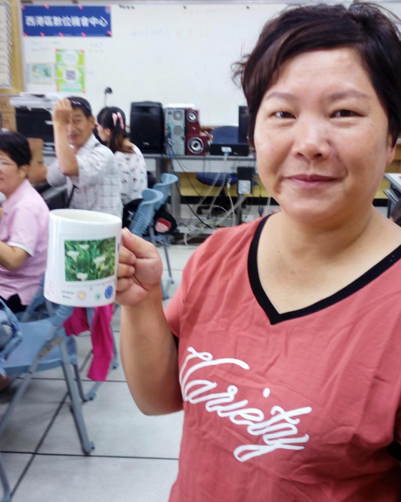 學員開心地與自己的馬克杯合影