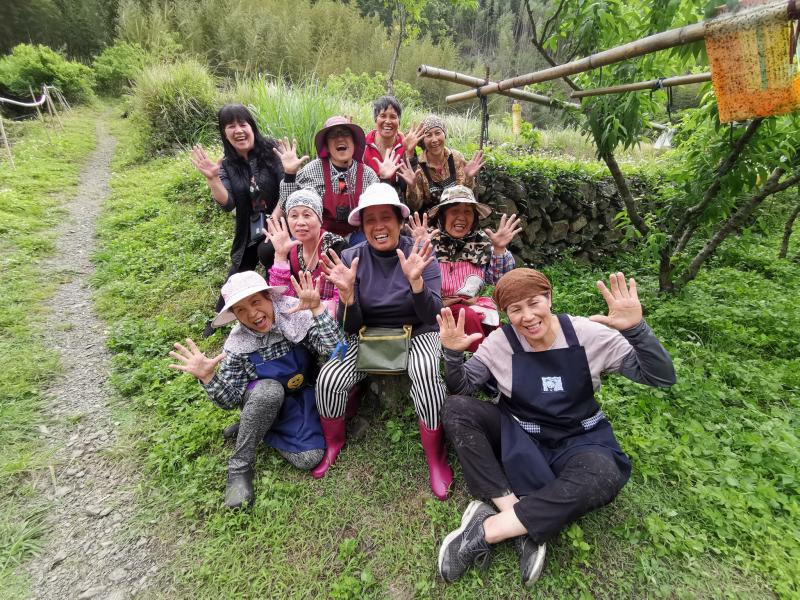 部落媽媽套袋工作完成開心留下合照邀請大家一起來買馬里光五月桃。