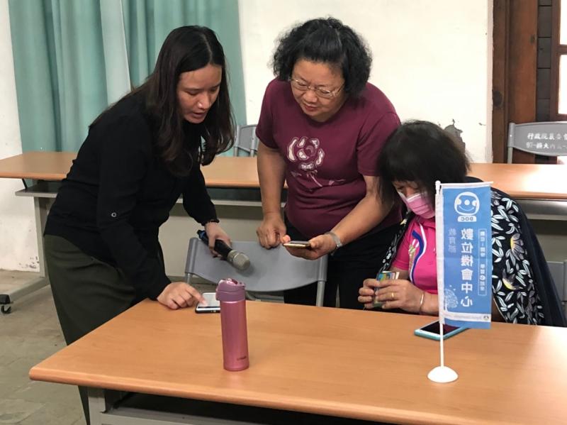 老師介紹行動支付的應用與功能後，學員開始互相討論功能與介面使用