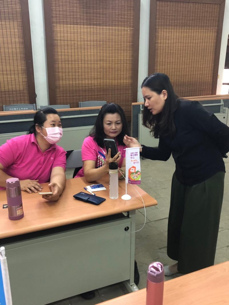 老師介紹完LINE PAY支付功能後，學員開始綁定自己的手機與帳戶並向老師發問問題