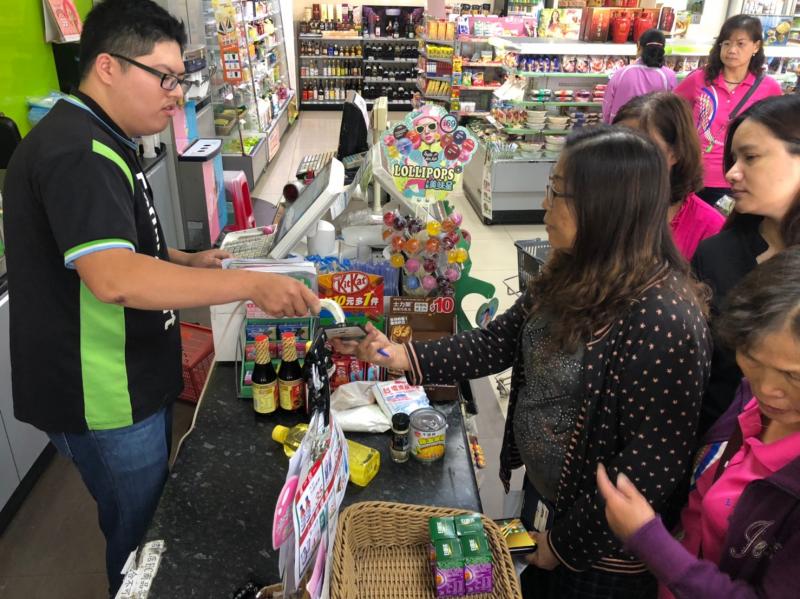 學員選購完商品後，使用手機行動支付來付款結帳。