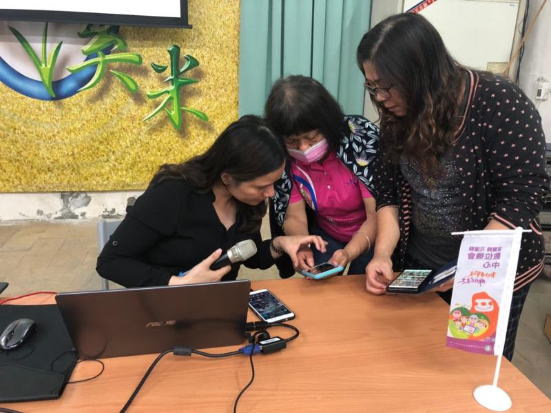 老師介紹用手機製作影片與編修之後，一對一協助學員解決問題