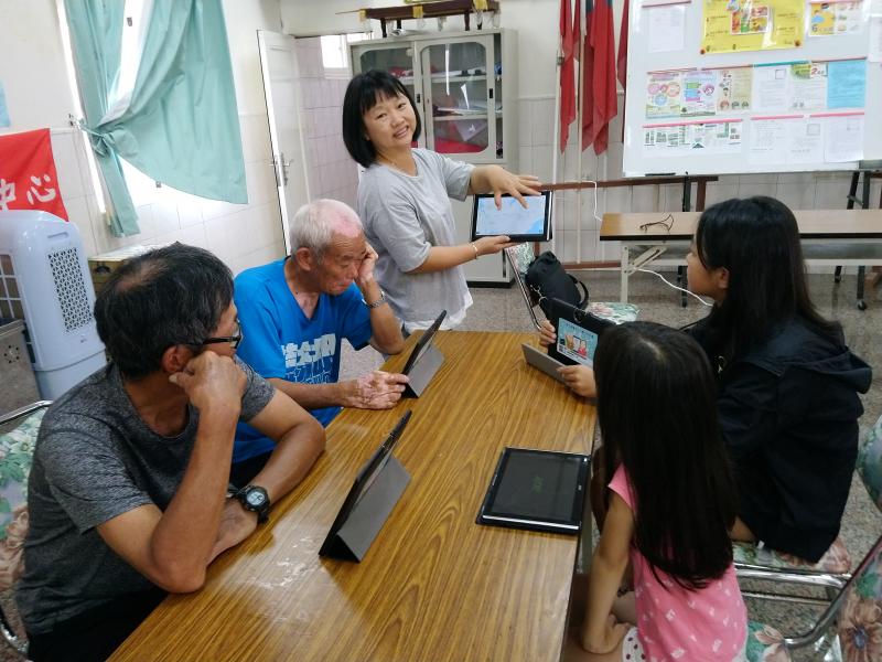 老師介紹時實用APP，並指導學員下載使用