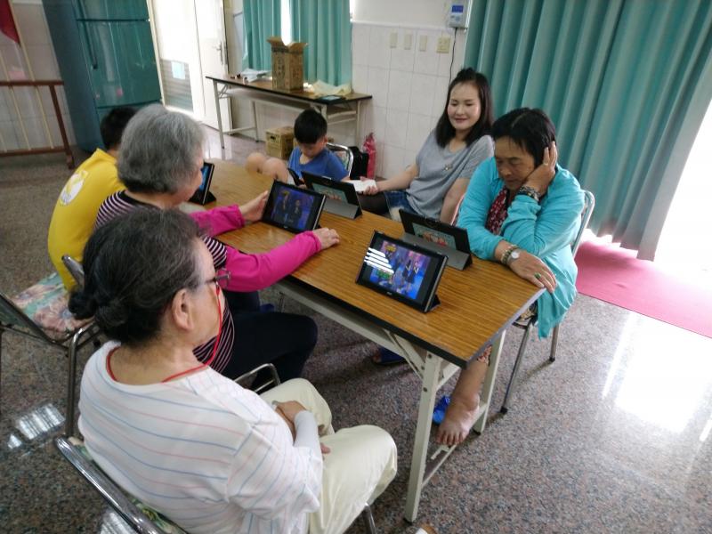 小朋友和阿嬤一起共學