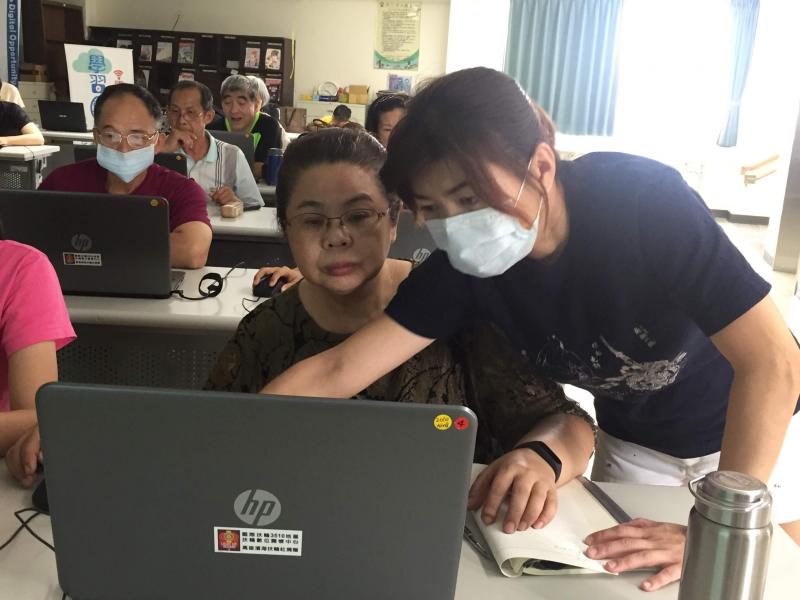 講師指導學員軟體應用的操作