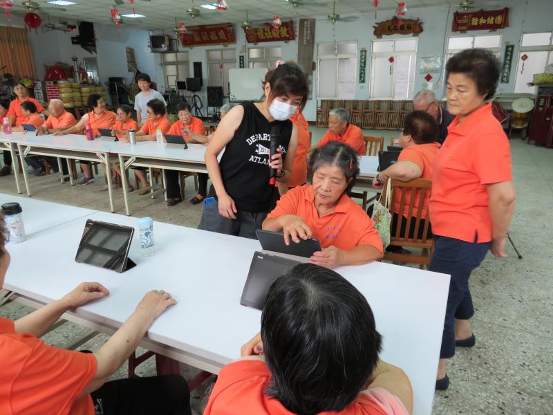 講師指導學員平板的初階應用