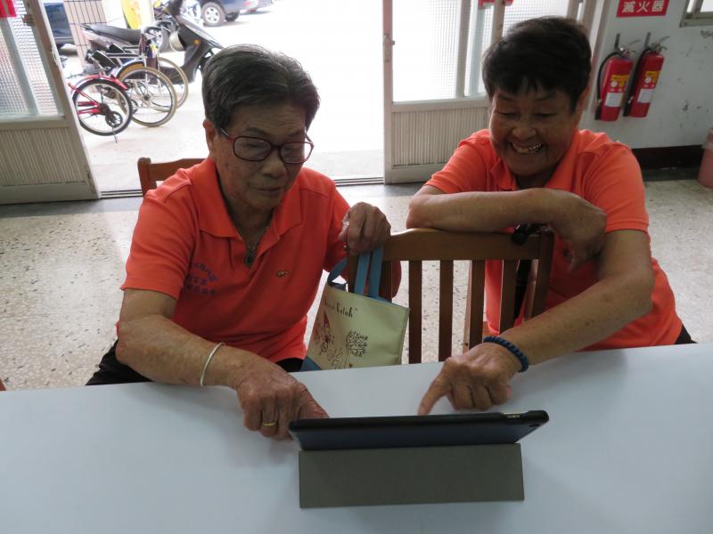 學員討論平板操作技巧並實際應用