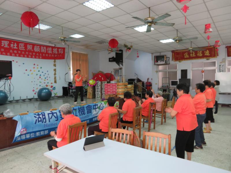 以平板播放讓學員活動活動筋骨