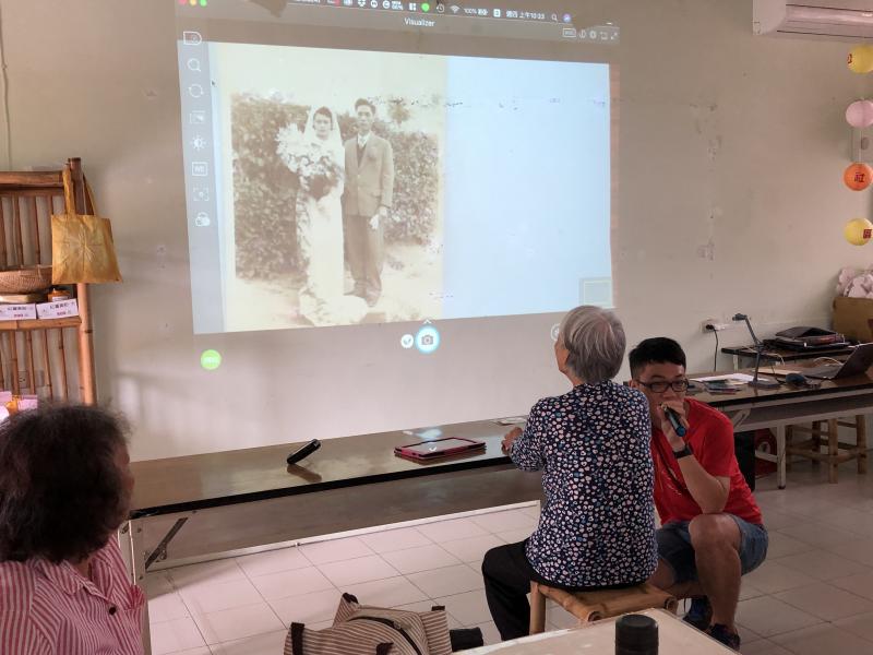 阿嬤拿出珍藏的結婚照，與我們分享生命中最珍貴的回憶，彷彿時光倒流、回到過去........