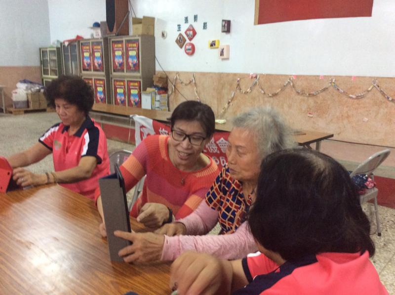 長者克服使用平板的恐懼。