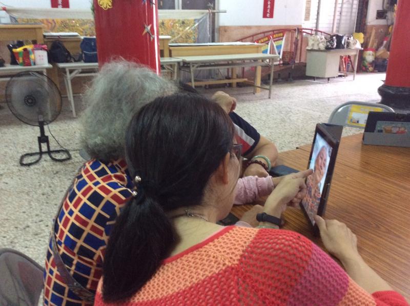 老師耐心鼓勵長者自行操作練習。